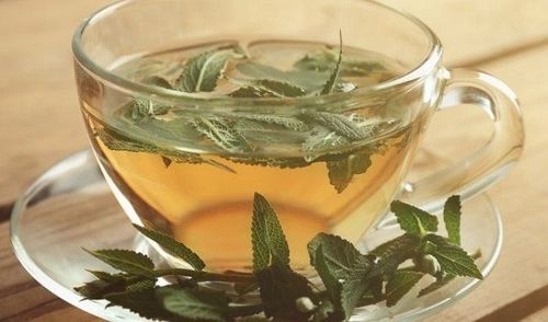 Chén trà thảo mộc giúp thư giãn tinh thần