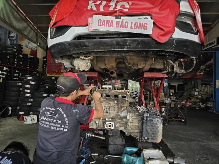 Hai kỹ thuật viên của Lốp Quốc Dân kiểm tra thông số kỹ thuật và độ mòn của lốp Milestar