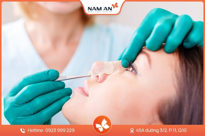 Bác sĩ đang phân tích cấu trúc sụn tự thân trong phòng phẫu thuật chuẩn y khoa