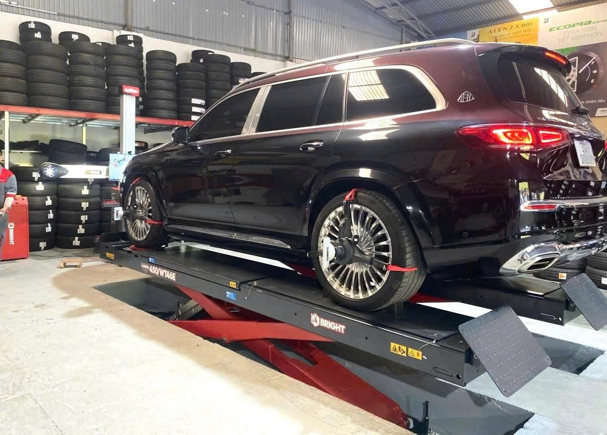 Cân chỉnh chụm Maybach tại Trung tâm dịch vụ Bridgestone Thái Bình