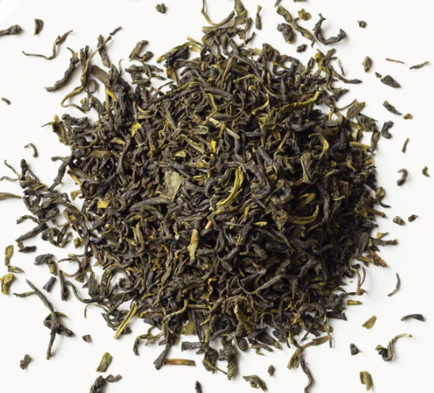 Loose leaf trà thảo mộc organic đang được chuẩn bị để pha, minh họa cách chọn trà hữu cơ an toàn