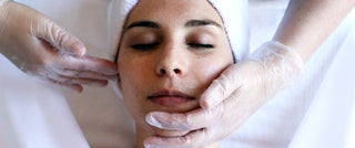 Cận cảnh làn da đang trải qua quá trình phục hồi sau treatment, cho thấy hàng rào bảo vệ da cần được chăm sóc đặc biệt.