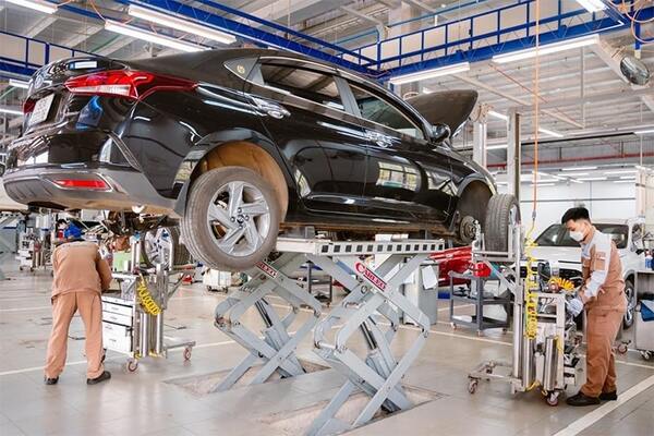 Kiểm tra xe ô tô định kỳ tại gara ngoài để tối ưu chi phí