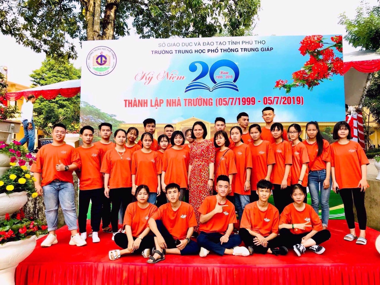 Học sinh thoải mái vận động trong bộ đồng phục học sinh mùa hè thoáng mát