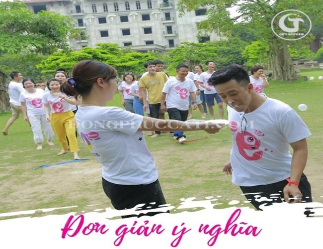 Nhân viên tư vấn đang hướng dẫn lựa chọn chất liệu may đồng phục học sinh bền đẹp tại Đồng phục Việt Tín.