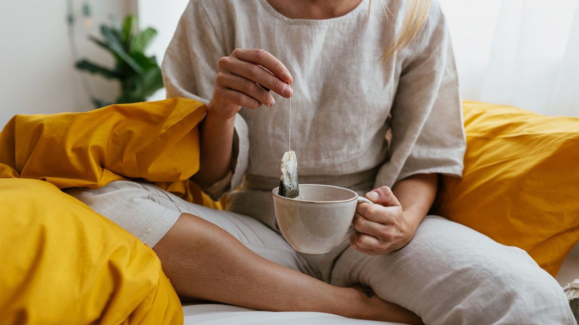 Tách trà thảo mộc Lục Lam giúp thư giãn và cải thiện giấc ngủ tự nhiên