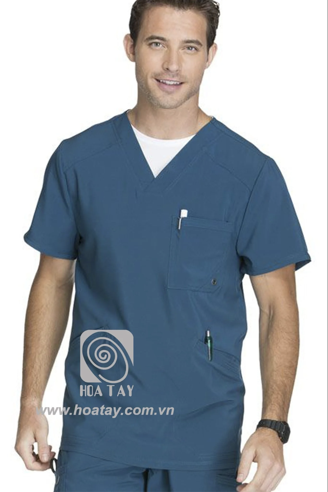 Một nam nhân viên y tế đang đứng; mặc áo cổ chữ V (v-neck) màu xanh dương đậm, chất liệu vải co giãn, có túi ngực và túi hông tiện dụng, nền trắng sáng.
