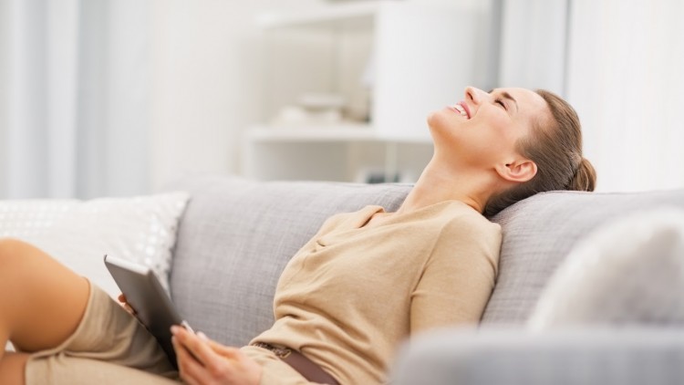 Người phụ nữ thực hành thiền định để bồi bổ khí huyết và chăm sóc da từ bên trong