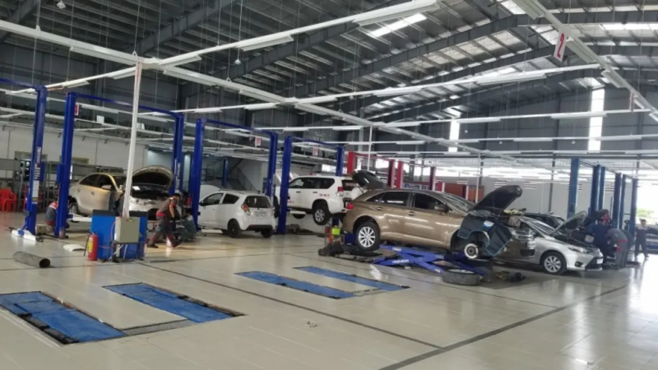 Kỹ thuật viên tại xưởng chuyên nghiệp sử dụng thiết bị bảo vệ nội thất