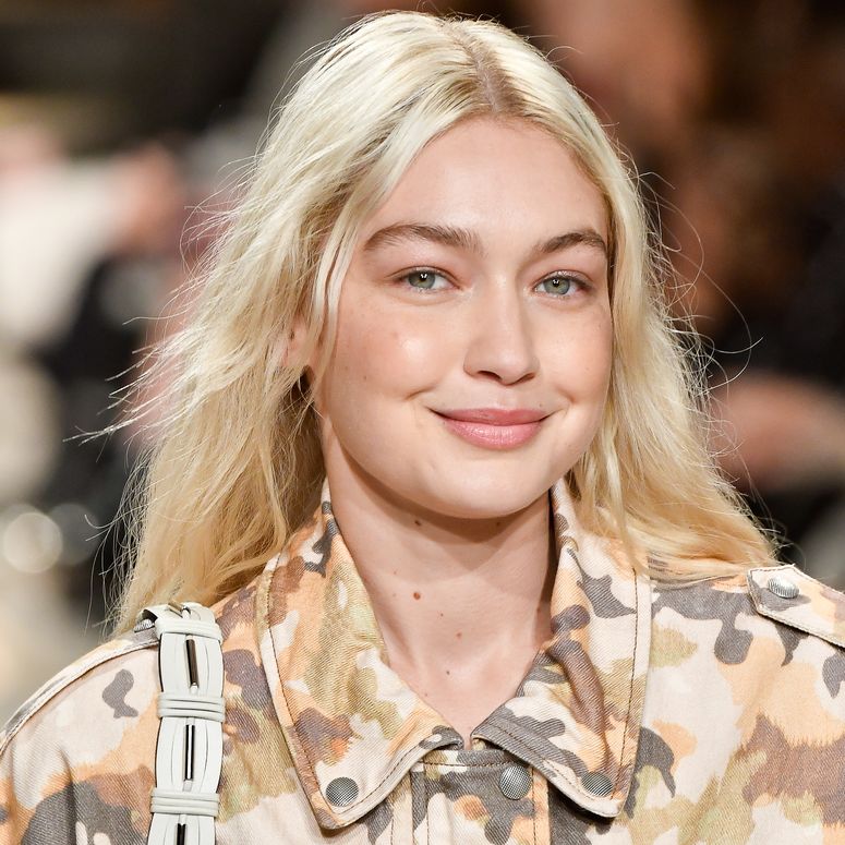 Gigi Hadid với làn da trẻ trung sau liệu trình trẻ hóa da bằng laser