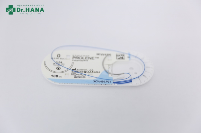 Bác sĩ thẩm mỹ tại Hana Premium Beauty Center đang kiểm tra vùng da cho khách hàng thực hiện CĂNG DA MẶT CHỈ