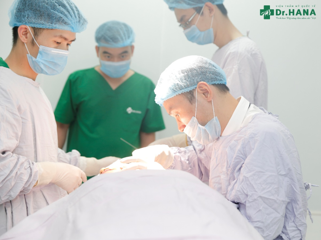 Bác sĩ thẩm mỹ thăm khám tình trạng hồi phục sau căng da mặt chỉ