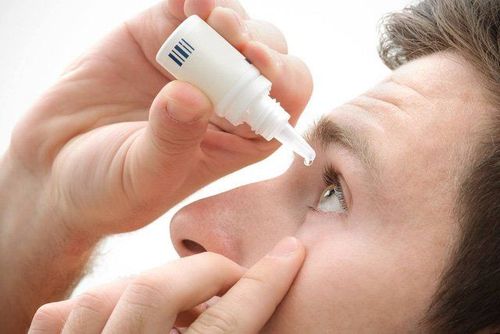 Quy trình vệ sinh mắt an toàn với nước muối sinh lý giúp giảm thiểu nguy cơ nhiễm trùng sau bóc mỡ mí dưới