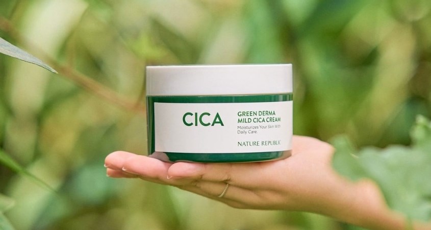 Sản phẩm cấp nước và khóa ẩm phù hợp giúp cân bằng da dầu mụn