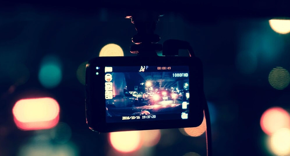Camera 360 độ minh họa cách loại bỏ điểm mù, hỗ trợ đỗ xe an toàn trong đô thị.