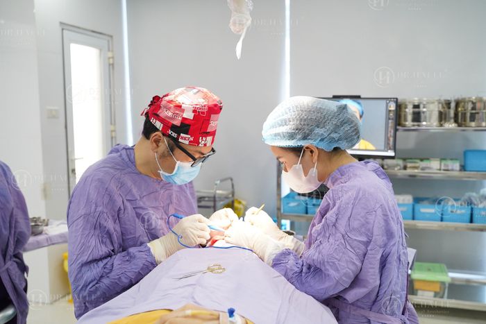 Hình ảnh nội thất phòng khám thẩm mỹ hiện đại, sạch sẽ, thể hiện tiêu chí chọn địa chỉ thẩm mỹ an toàn và uy tín