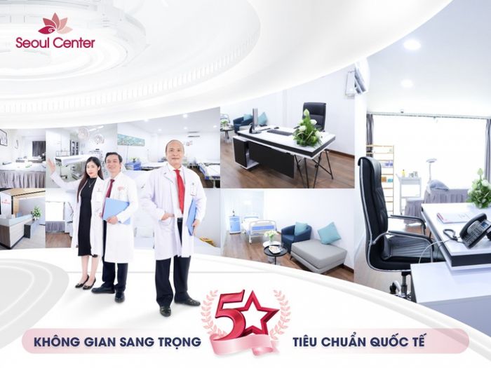 Bác sĩ thẩm mỹ tư vấn khách hàng về quy trình và rủi ro cắt mí.