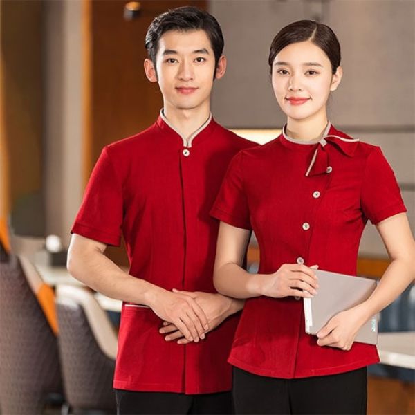 Đồng phục dịch vụ chuyên nghiệp của nhân viên nhà hàng, luôn chỉn chu