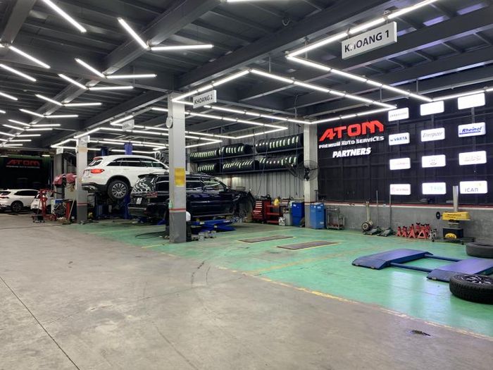 Kỹ thuật viên Lốp Quốc Dân kiểm tra lốp Advenza, đảm bảo hiệu suất và độ bền cho xe dịch vụ Grab taxi