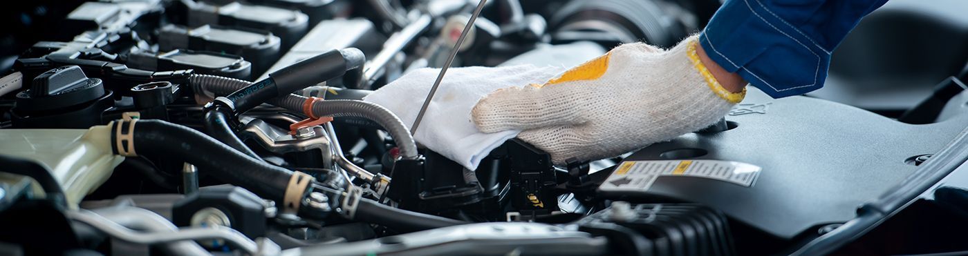 Kỹ thuật viên đang thực hiện bảo dưỡng động cơ ô tô định kỳ, đảm bảo xe vận hành ổn định.