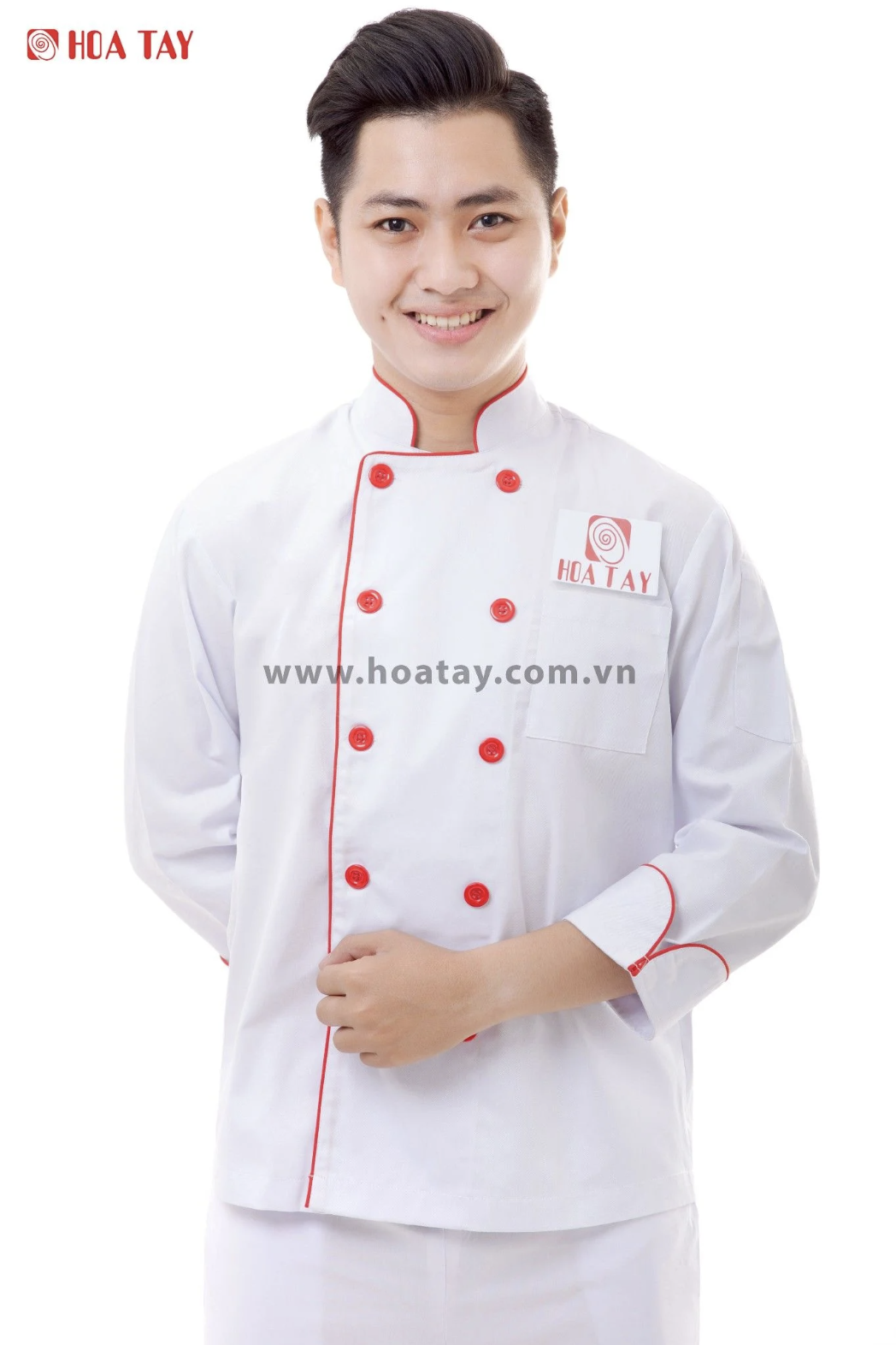 Một nam đầu bếp đang đứng, mặc áo khoác đầu bếp (áo bếp) màu trắng, kiểu cài chéo (hai hàng nút) với viền đỏ, nút đỏ, cổ đứng, tay dài, nền trắng sáng.