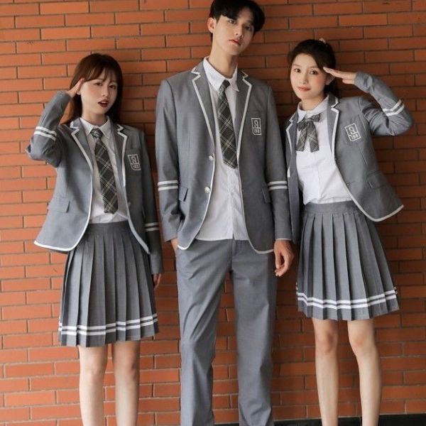 Học sinh trong bộ đồng phục chỉn chu giúp nâng cao ý thức về vai trò và trách nhiệm trong môi trường học tập.