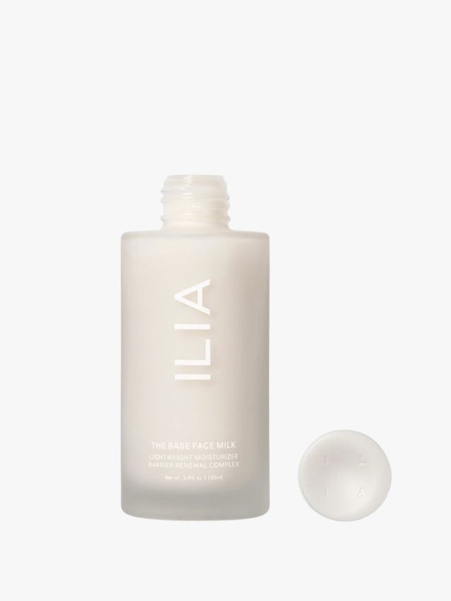Một chai serum hoặc kem dưỡng mỏng nhẹ để cấp ẩm và bảo vệ da khi ngồi máy tính