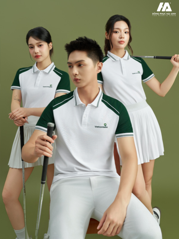 Nhân viên kiểm tra chất lượng áo đồng phục polo tại xưởng may