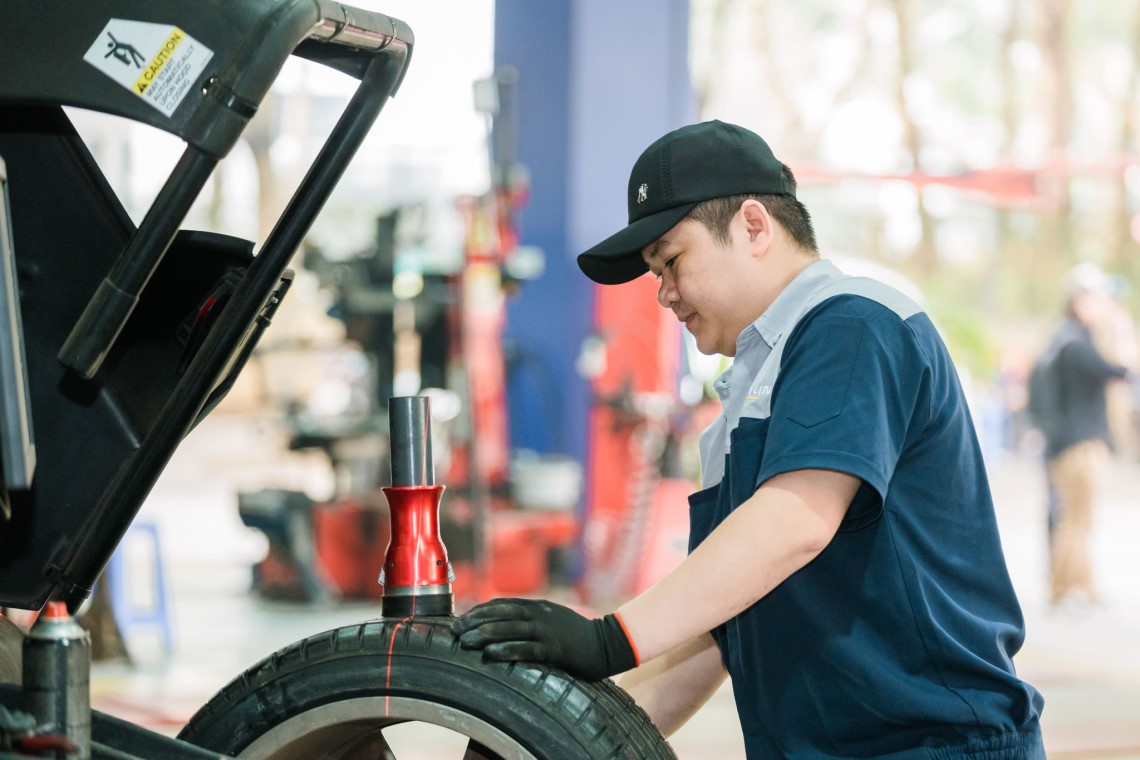 Bơm hơi và kiểm tra áp suất lốp xe sau khi vá tạm thời tại nhà, đảm bảo an toàn di chuyển