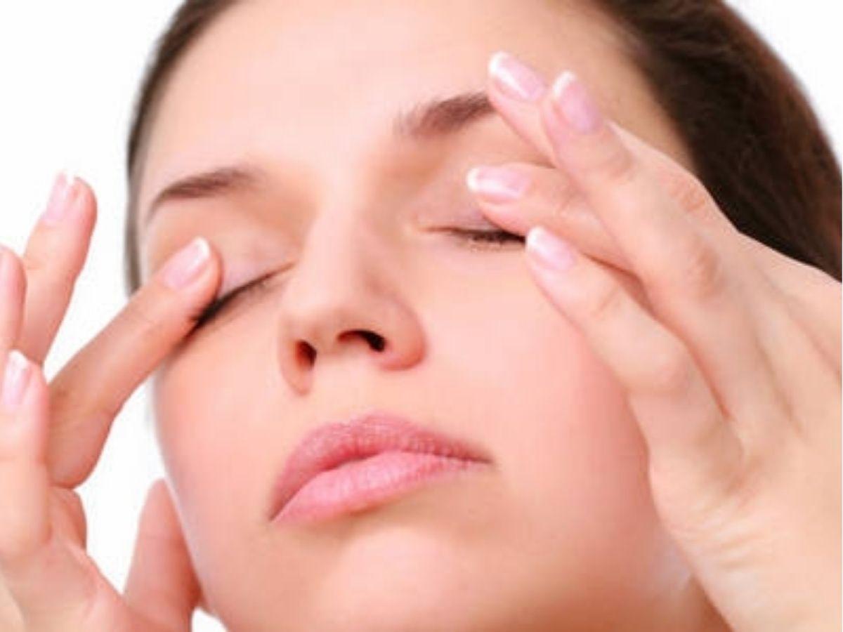 Một người đang massage nhẹ nhàng vùng quanh mắt để hỗ trợ giảm lão hóa da