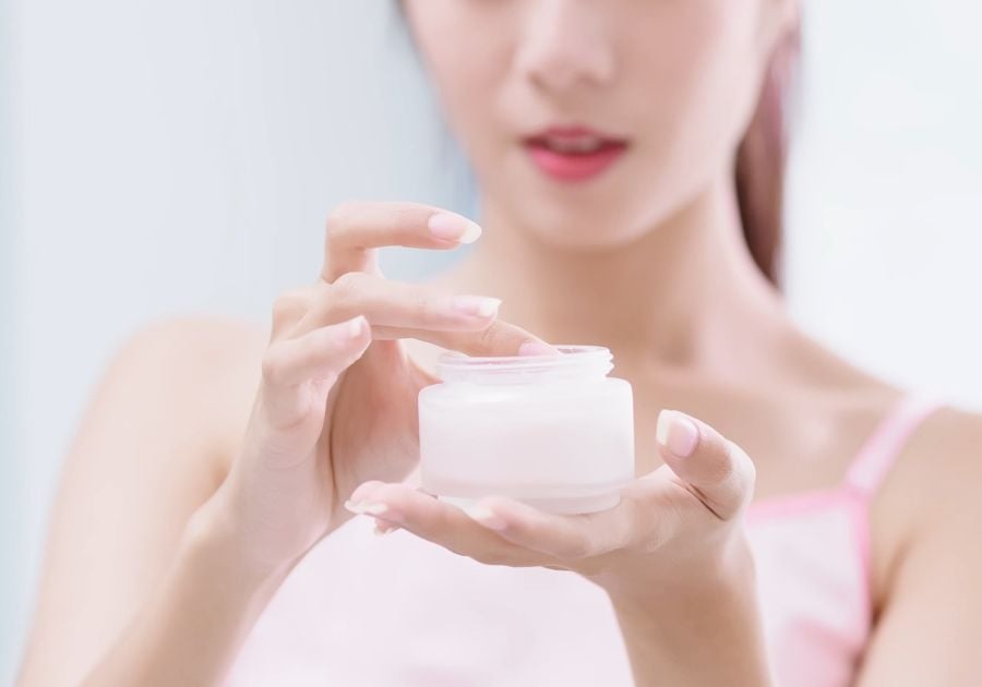 Sử dụng kem dưỡng dạng gel mỏng nhẹ để làm dịu da mụn