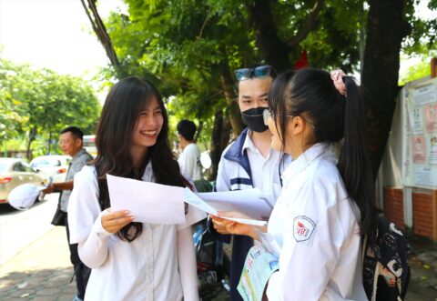 Học sinh đang cân nhắc quyết định quan trọng khi chọn nơi ôn thi đại học