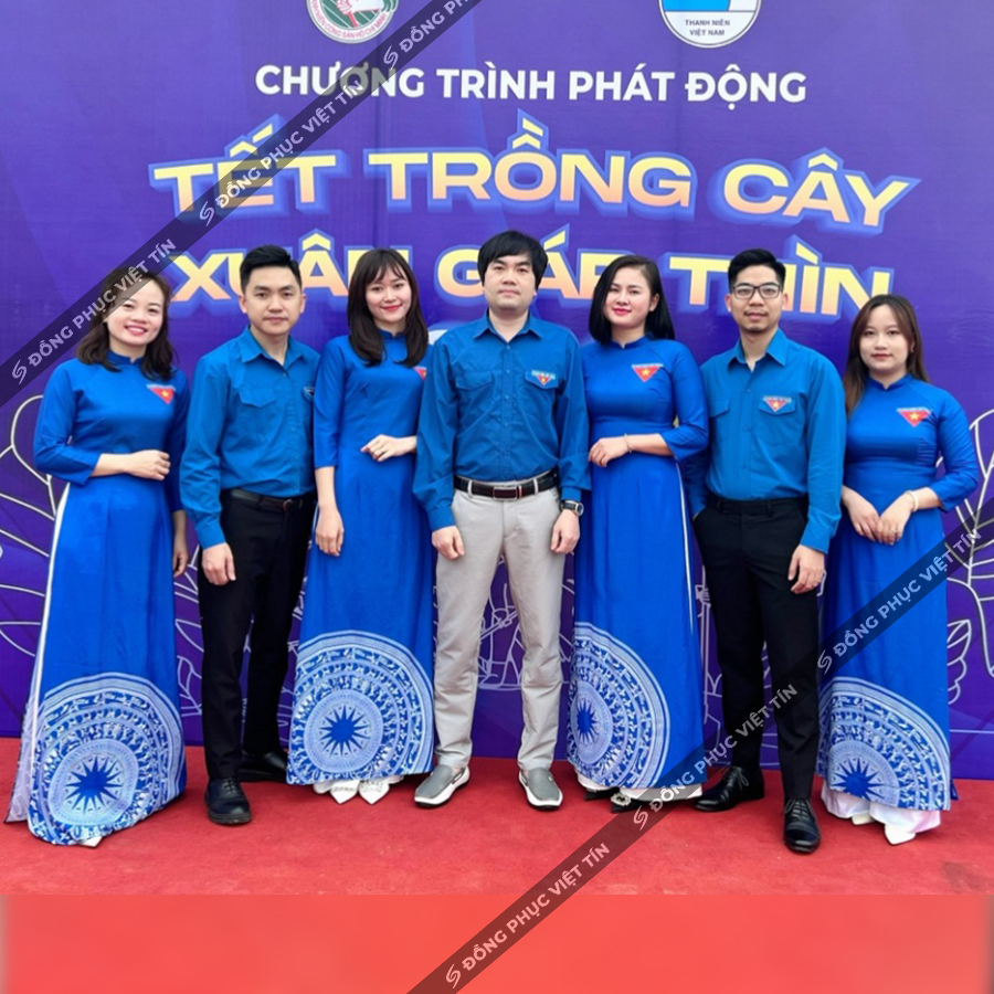 Nhân viên kiểm tra và sửa chữa đồng phục
