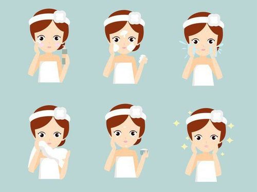 Người phụ nữ đang chăm sóc da mặt, tượng trưng cho việc quan sát da hàng ngày và điều chỉnh thói quen để đạt hiệu quả phục hồi bền vững.