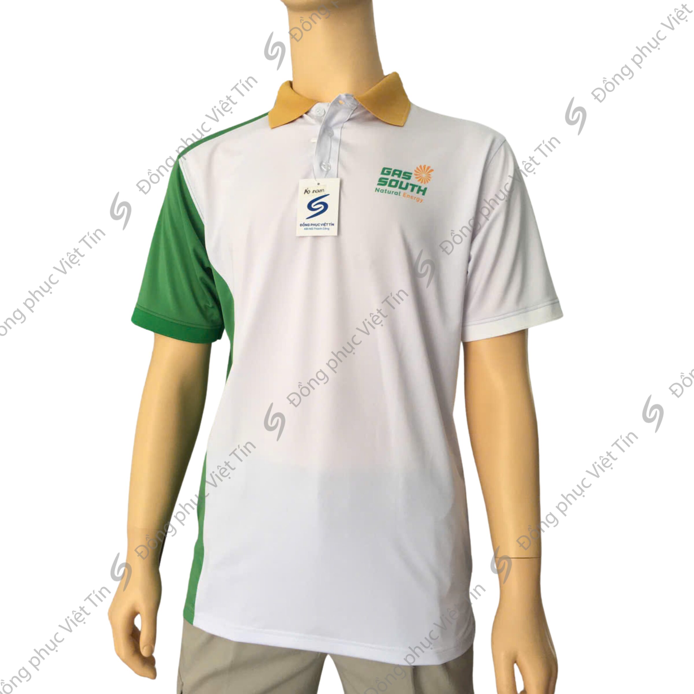 Áo polo đồng phục màu trắng phối xanh lá và cổ vàng, có logo Gas South trên ngực, mặc trên ma-nơ-canh, nền trắng với hình mờ thương hiệu.