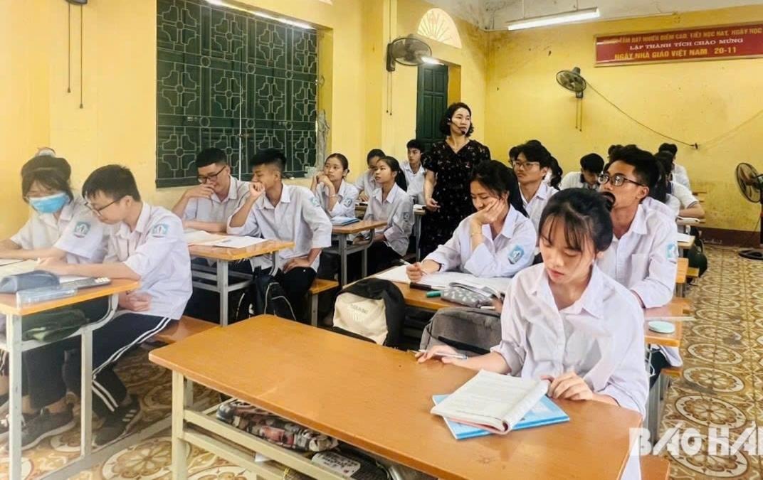 Học sinh trung học tập trung học tập tại trung tâm bồi dưỡng văn hóa, phát triển tư duy.