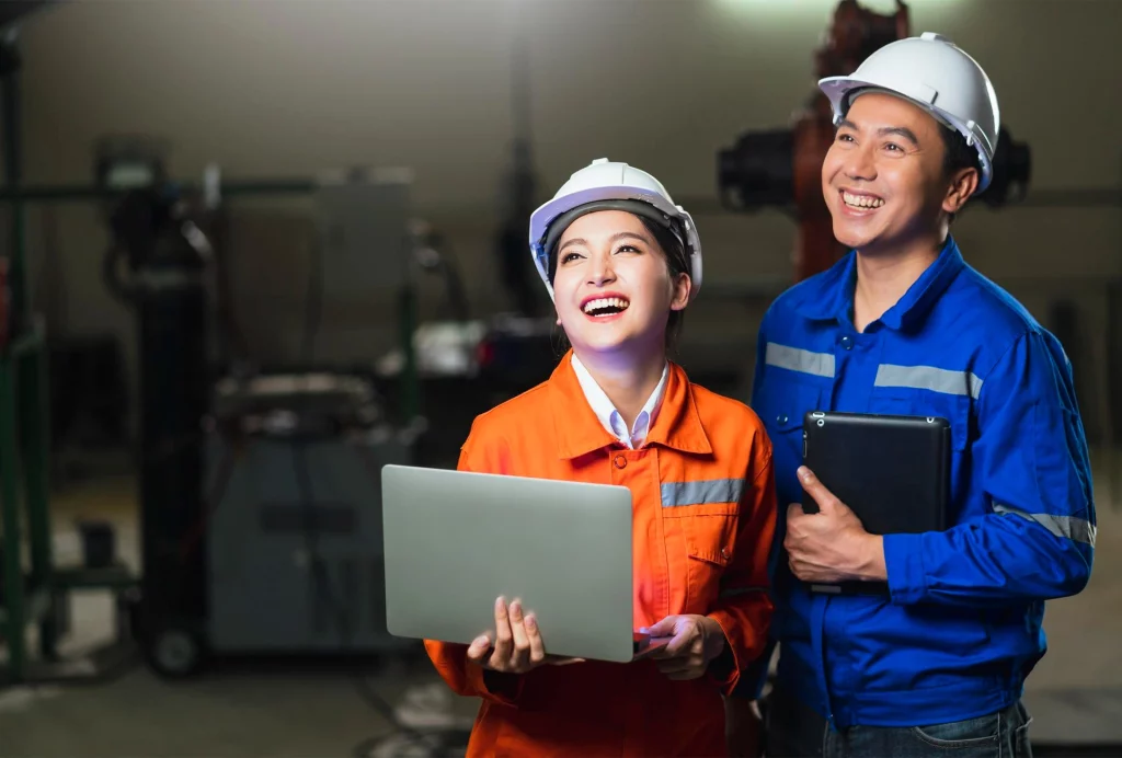 Nhân viên HSE giám sát an toàn lao động bằng công nghệ thông minh