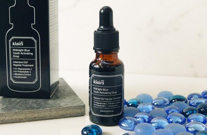 Serum trị mụn có kết cấu lỏng nhẹ thấm nhanh mùa hè