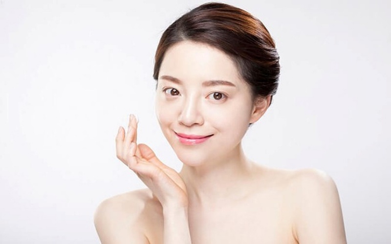 Người phụ nữ đang chăm sóc da với quy trình tối giản, thể hiện vẻ đẹp tự nhiên chuẩn Hàn