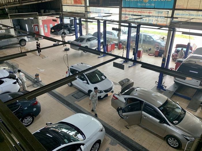 Thợ kiểm tra lốp xe ô tô tại gara chuyên nghiệp