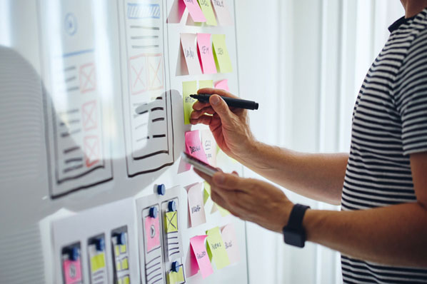A marketer aligns with the sales team by explaining a marketing strategy.