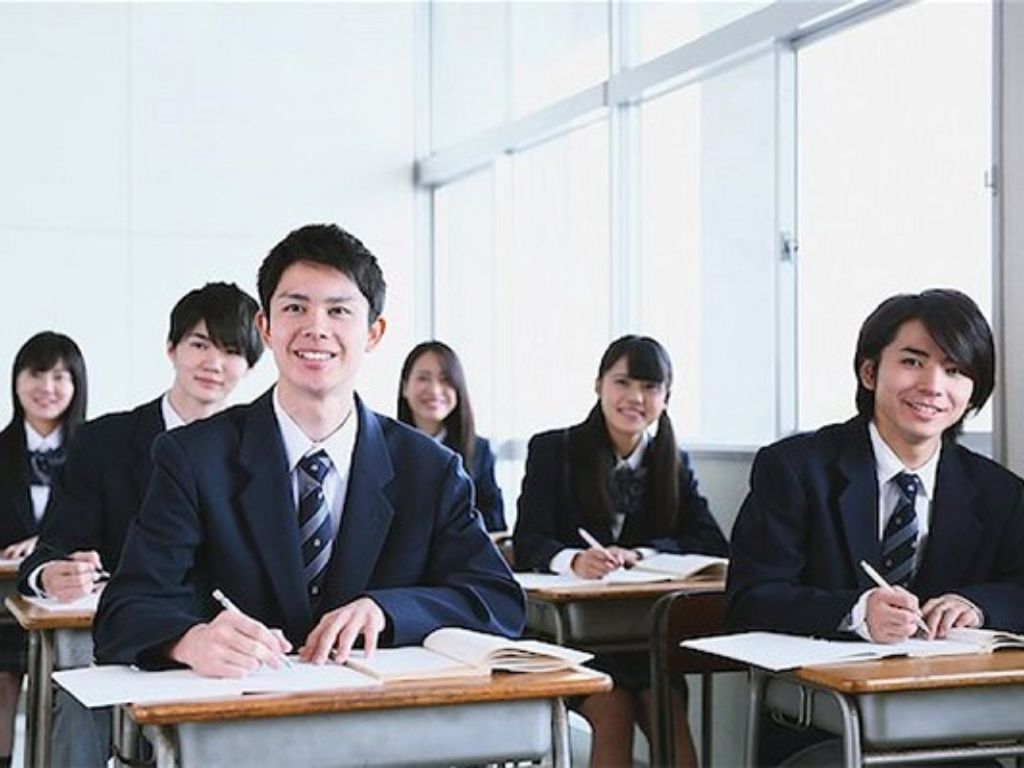 Đồng phục học sinh thường được may từ các loại vải chuyên dụng khác nhau tùy theo mùa để đảm bảo sự thoải mái.