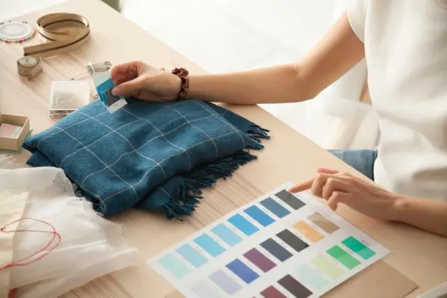 Đo sự khác biệt màu sắc trong quy trình tư vấn đồng phục chuyên nghiệp