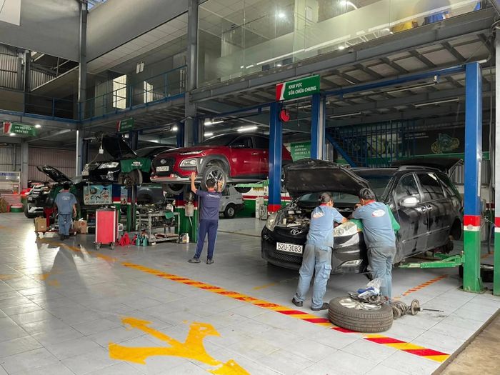 Kỹ thuật viên đang kiểm tra gầm xe, minh bạch quy trình tại gara sửa xe Gò Vấp