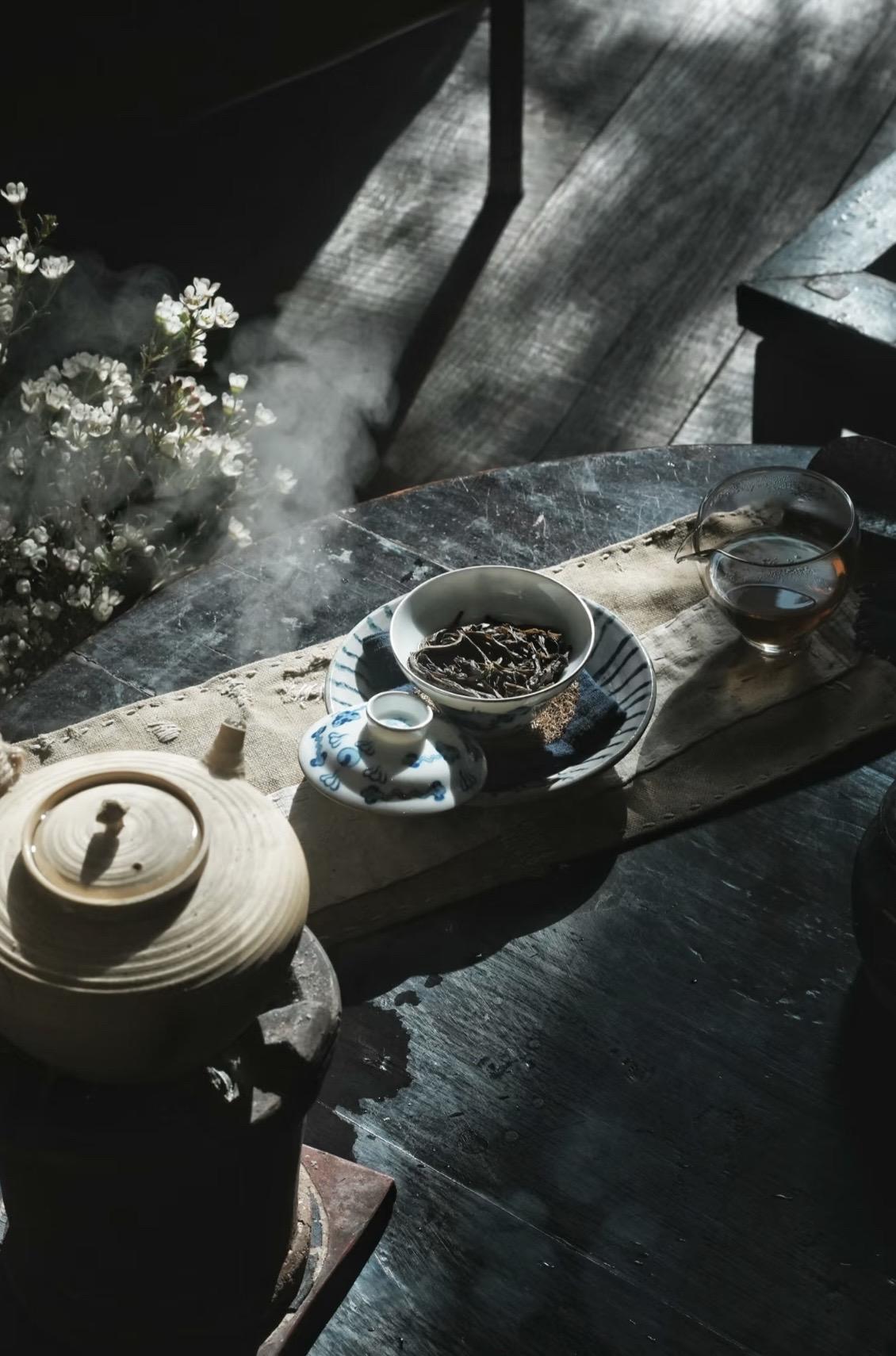 Thưởng thức trà thảo mộc để thư giãn