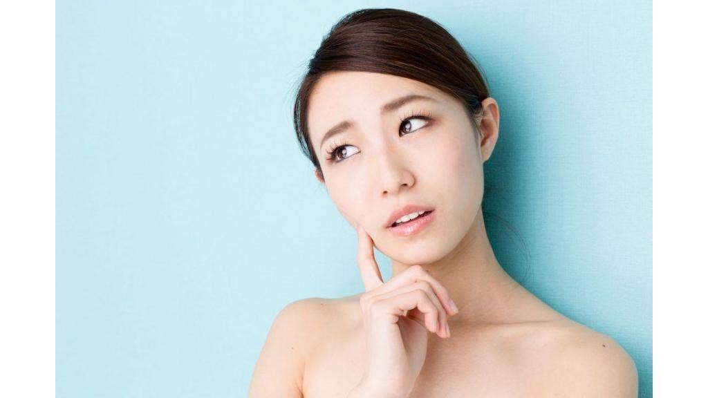 Hình ảnh mô tả việc chăm sóc da nhạy cảm, làm nổi bật sự dịu nhẹ của các sản phẩm lên men