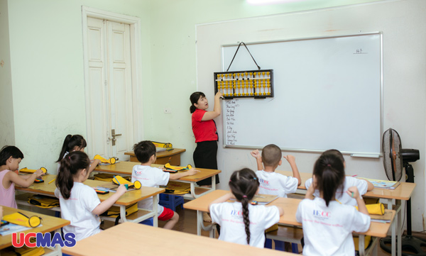 Một học sinh tiểu học đang học toán tư duy tại trung tâm, thể hiện sự hứng thú và tập trung.