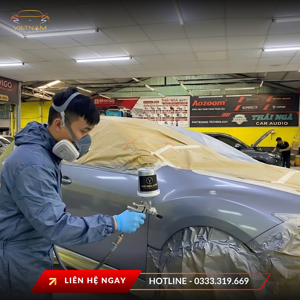 Kiểm tra kỹ thuật viên tại gara chuyên nghiệp để đảm bảo quy trình độ nội thất xe sang an toàn.