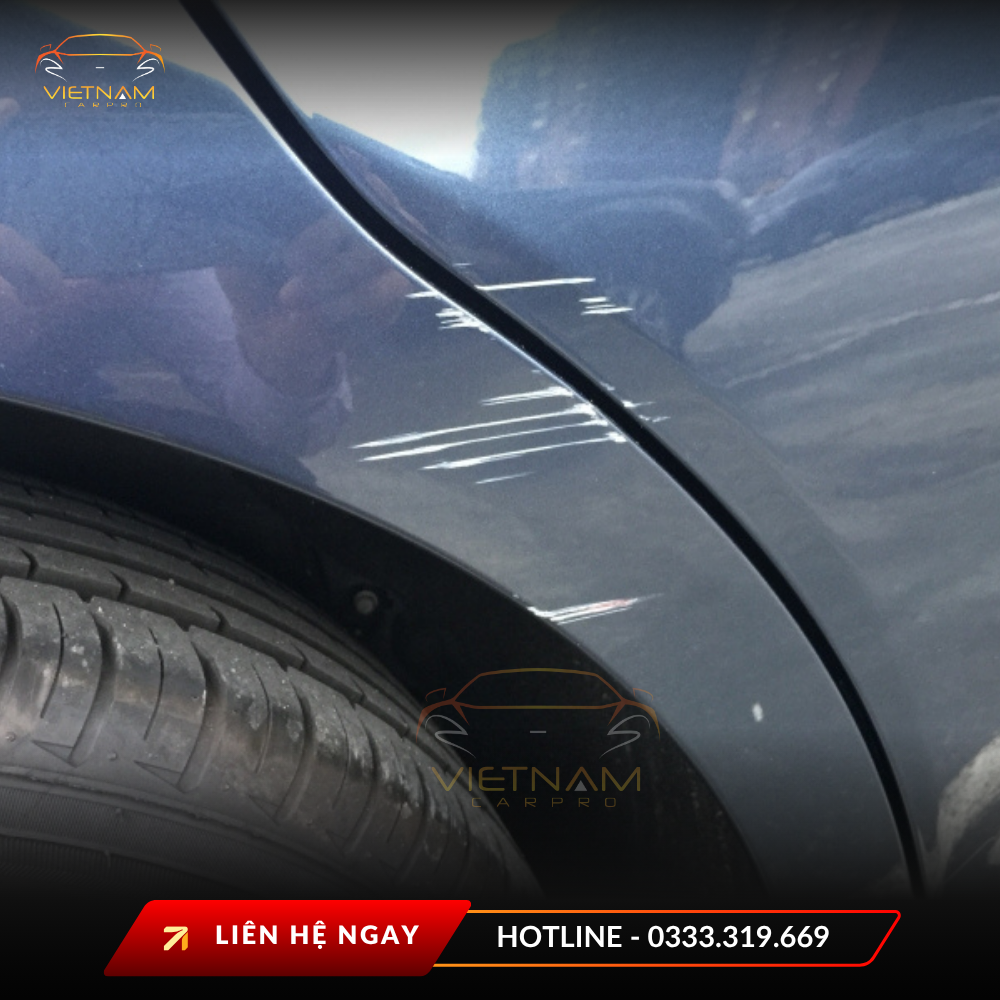 Nhân viên kỹ thuật tại Tân An Auto thực hiện quy trình vệ sinh khu vực thi công nhằm đảm bảo an toàn tuyệt đối cho nội thất xe sang.