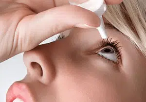 Sử dụng nước mắt nhân tạo bảo vệ giác mạc khi bị hở mi